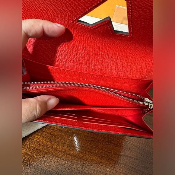 Louisa Vuitton twist lock epi leather long wallet. SOLD OUT COLOR - Picture 6 of 16